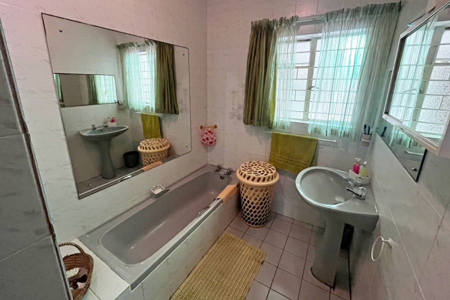 6 Bedroom Property for Sale in Hartenbos Central Western Cape
